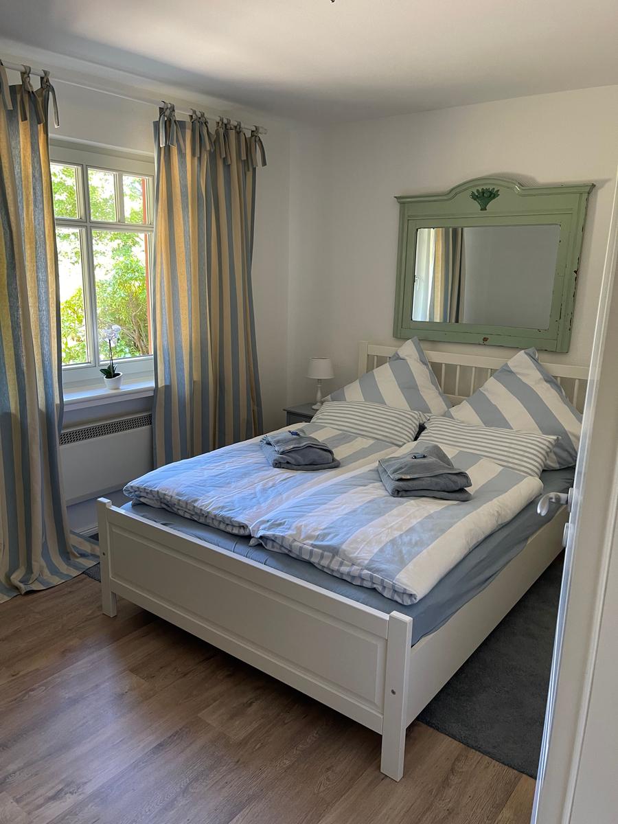 Schlafzimmer mit Doppelbett 140 x 200 cm