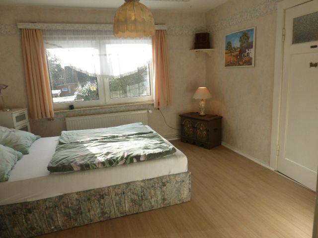 Schlafzimmer mit Französischem Bett.Ruhige Lage zum Garten.