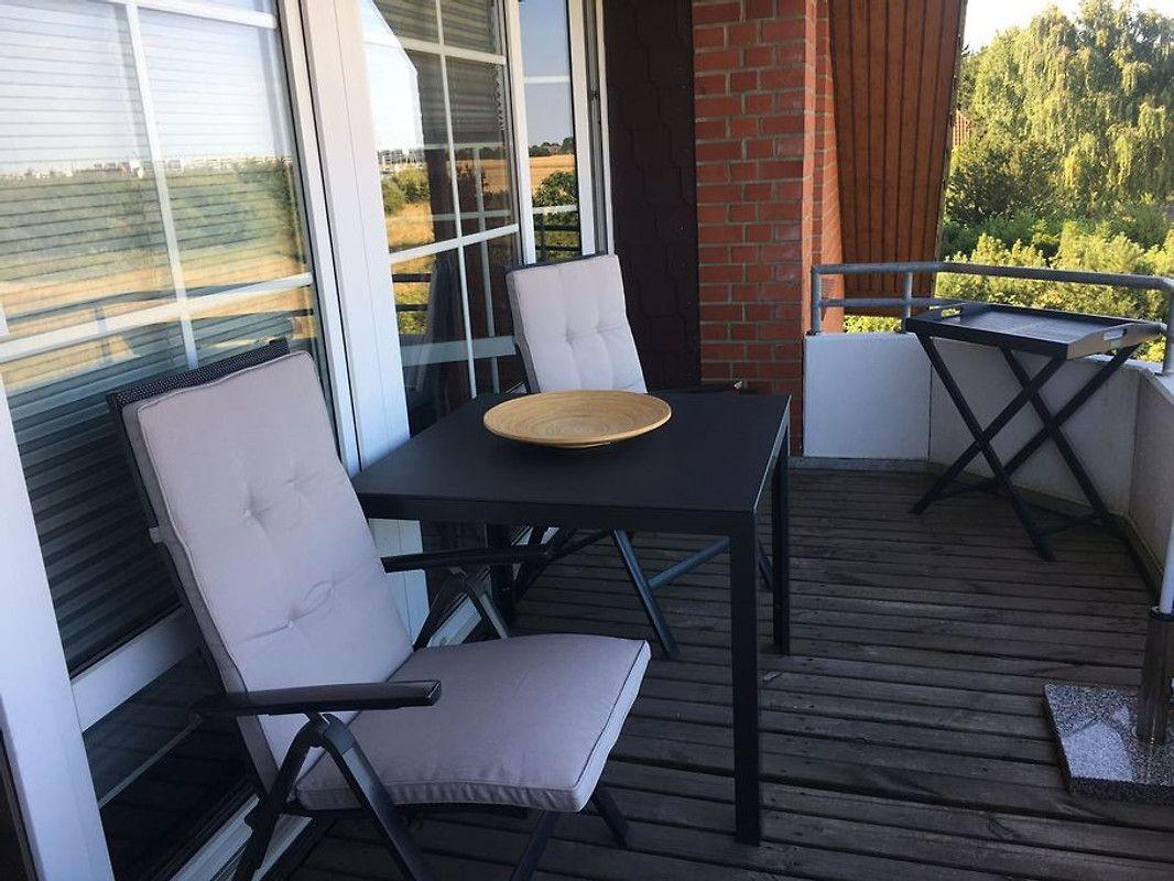 Sitzen, schauen, durchatmen. Auf diesem Balkon wird jeder Moment ein kleines Stück Urlaub mehr.