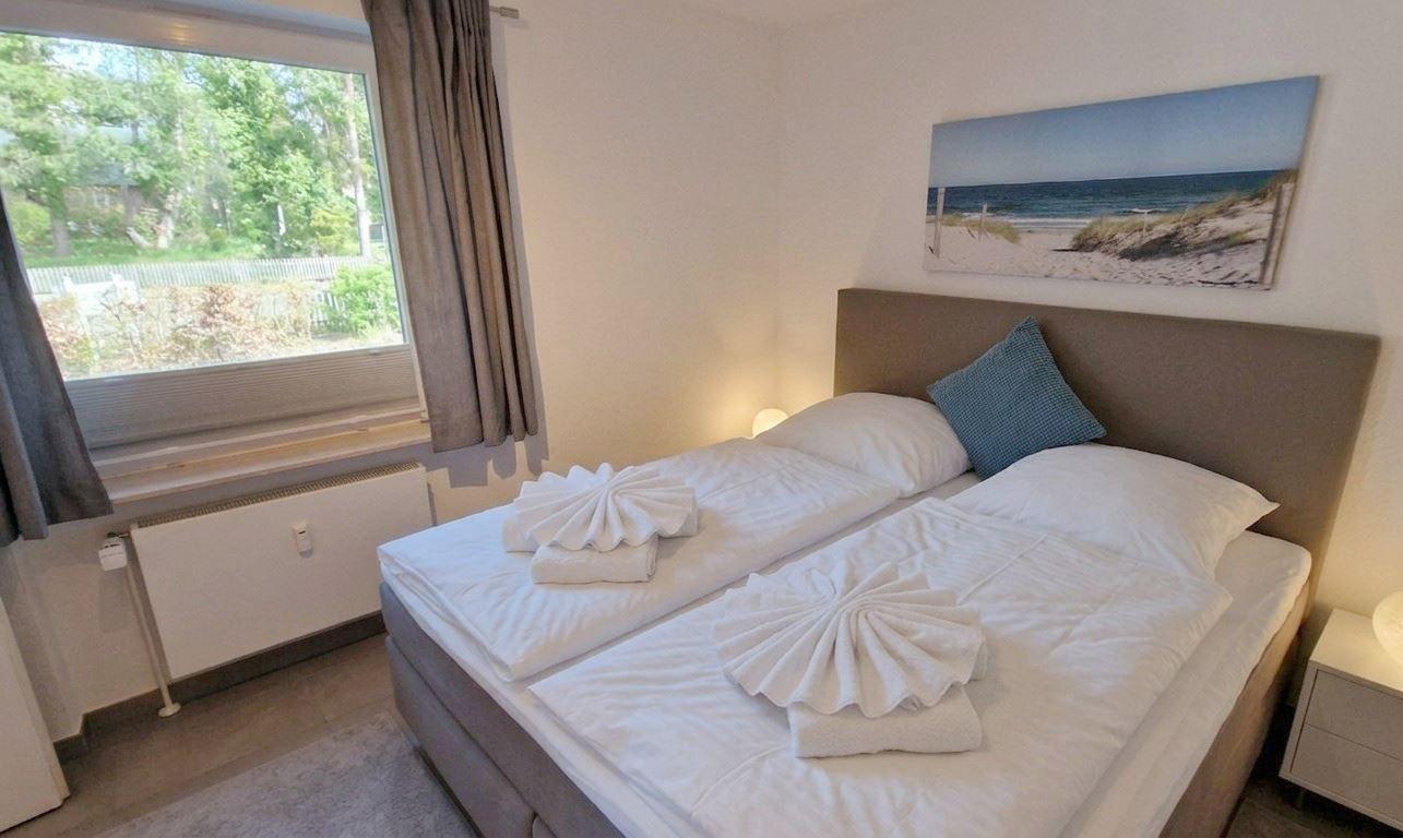 Schlafzimmer mit Blick zum Hof...