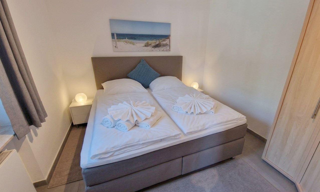 Schlafzimmer mit Boxspringbett...
