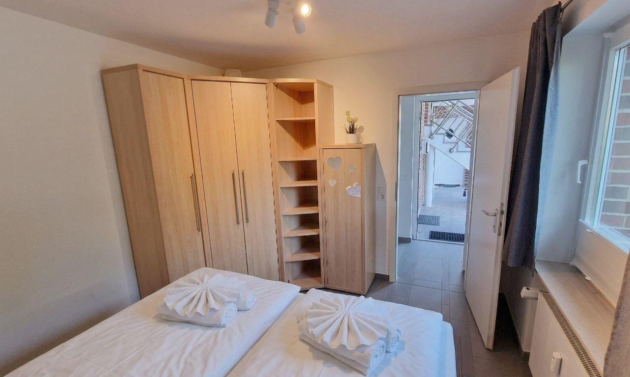 Schlafzimmer mit Blick zum Flur...