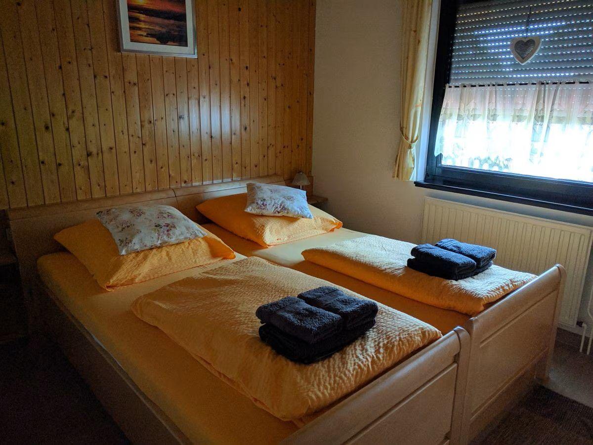 Schlafzimmer 1 mit Rollladen und TV