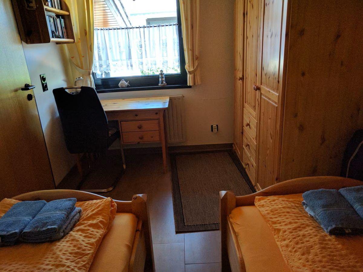 Schlafzimmer 2 mit 2 Einzelbetten und Schreibtisch