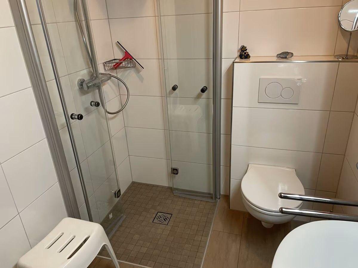 neues ebenerdiges Bad mit Regendusche