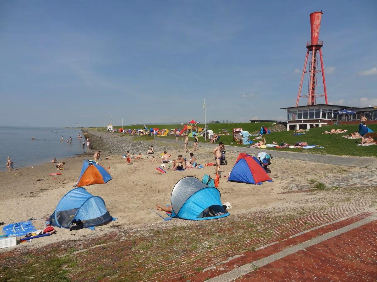 Badestrand, Strandhalle und Leuchtfeuer Kap Hörne