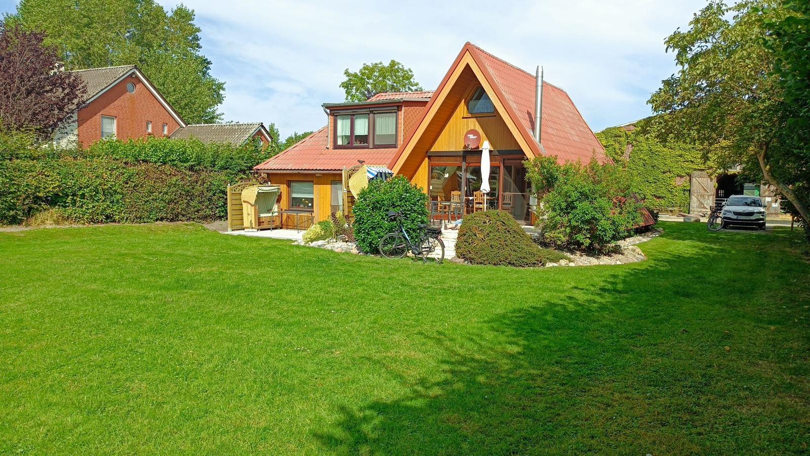Viel Grün, viel Raum, viel Zeit, das Haus auf Fehmarn liegt wie gemacht für lange Ferientage voller Freiheit und Kinderglück