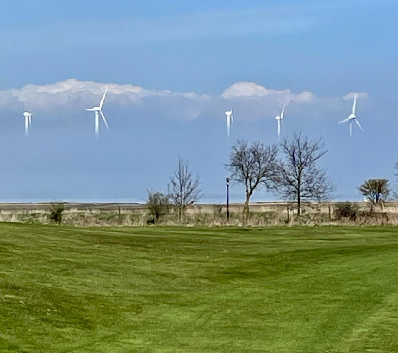 Windräder in den Wolken