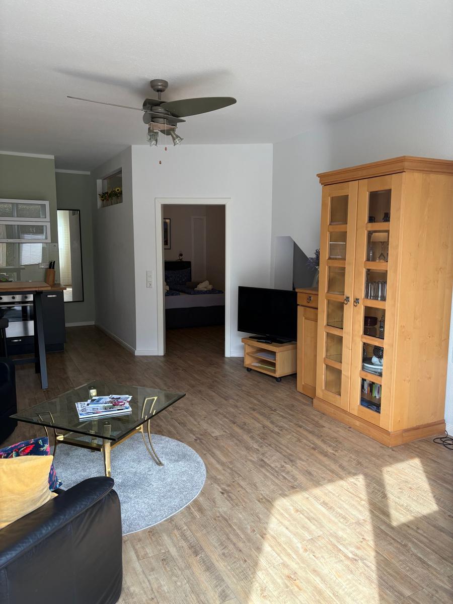 Wohnzimmer mit Blick aufs Schlafzimmer