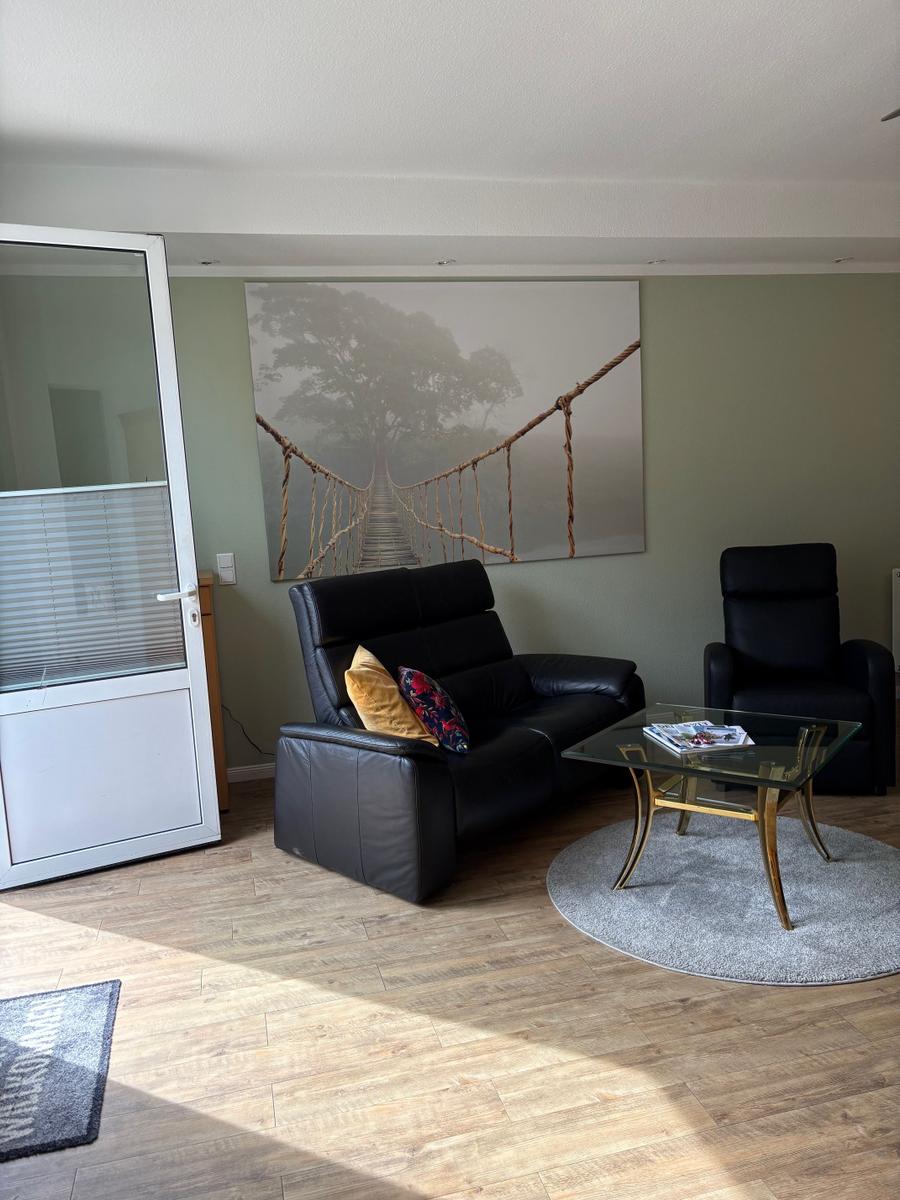 Sofa und Sessel, beides mit Liegeposition