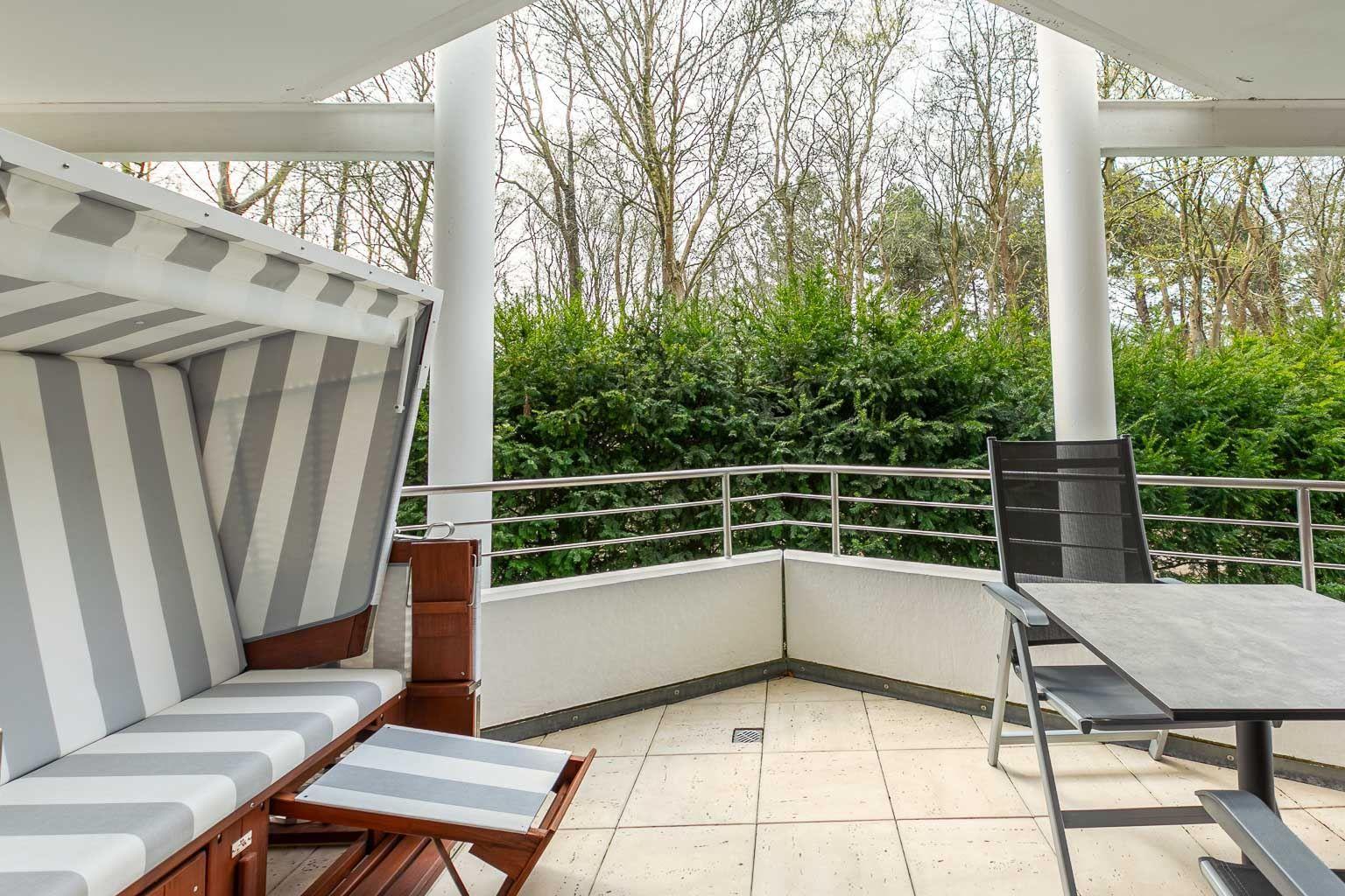 überdachter Südbalkon mit Blick ins ruhige Grüne...