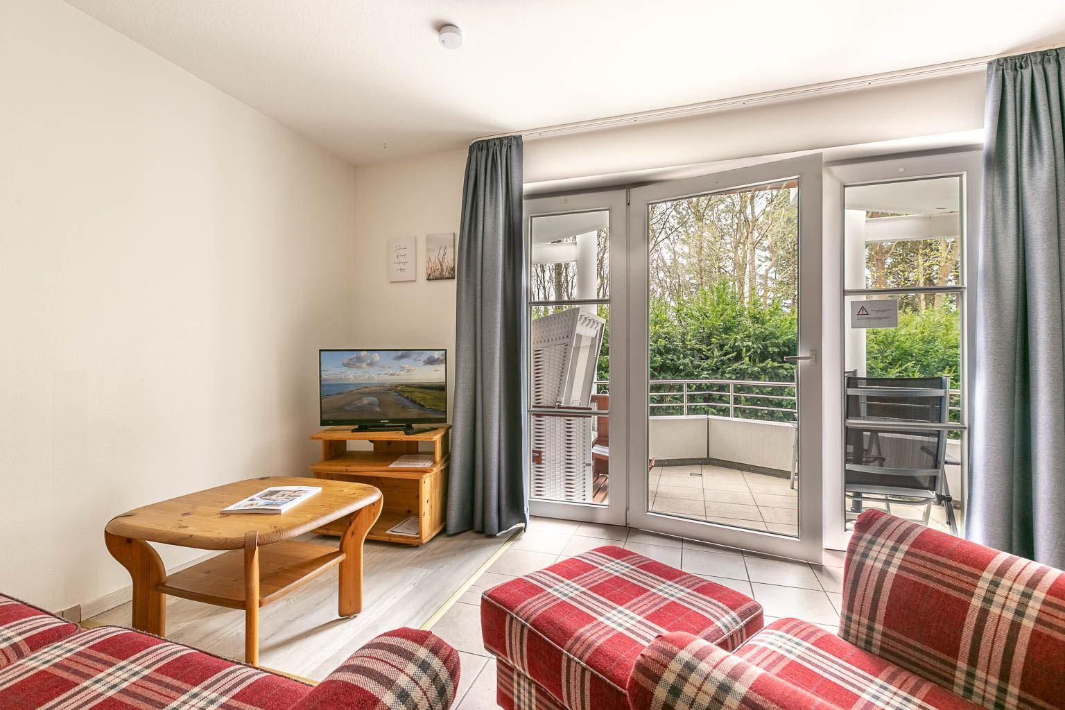 Wohnzimmer mit Südbalkon...