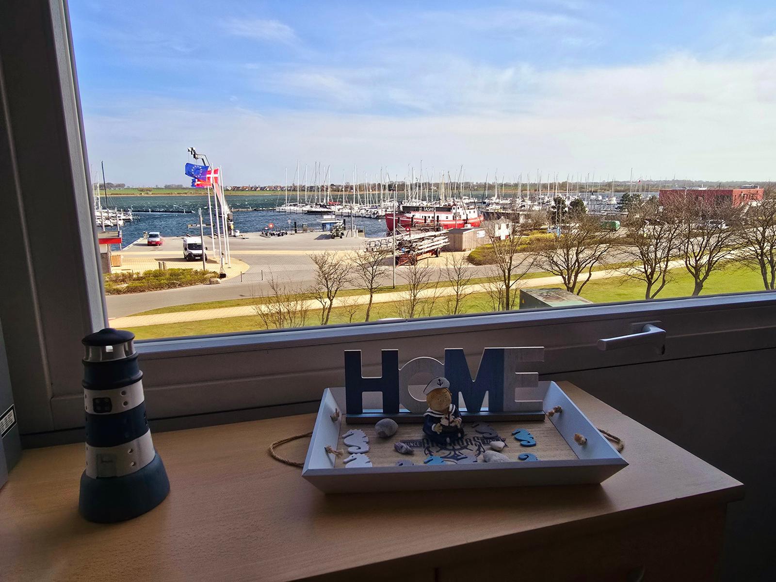 Traumhafter Ausblick auf den Yachthafen Burgtiefe und die maritime Kulisse der Ostsee.