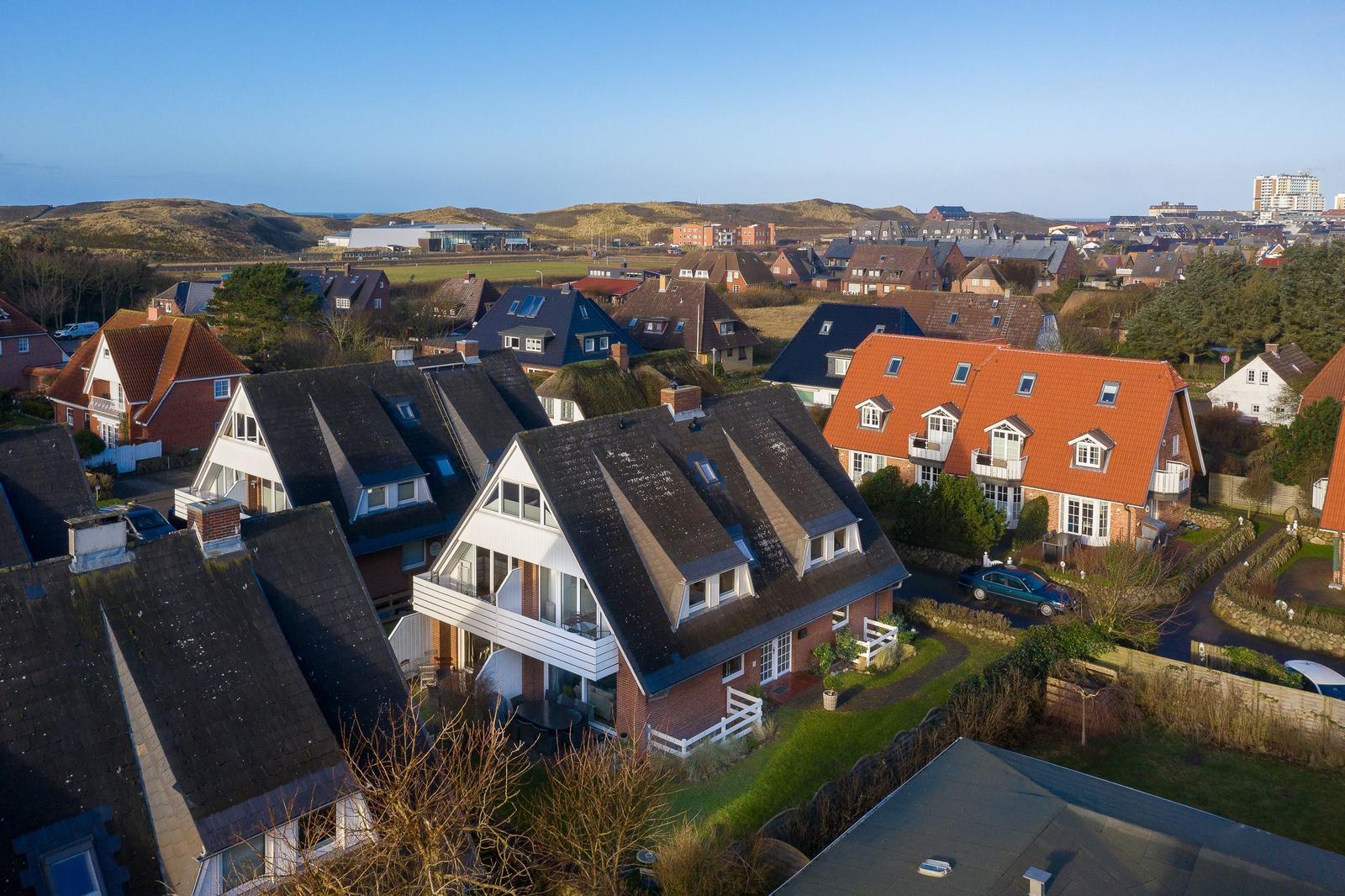House with terrace and view of the rooftops of the town