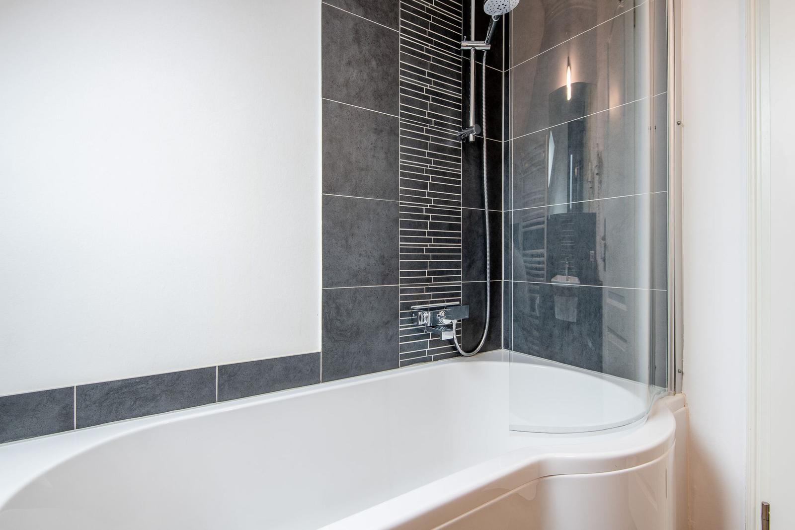 Bad mit Dusche und Badewanne, Wandfliesen und Duschbrause