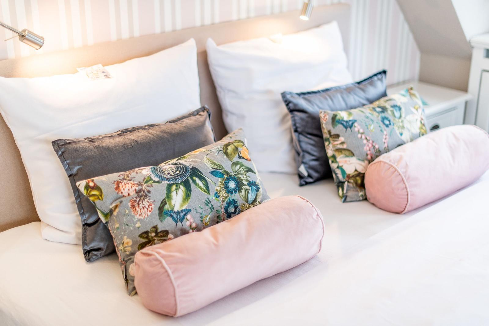 Doppelbett mit Kissen und Decke in einem Schlafzimmer