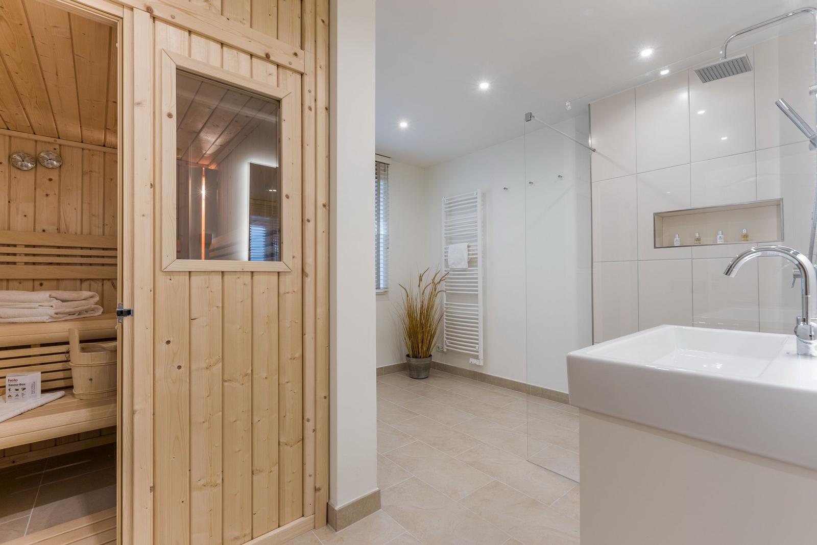 Bad mit Dusche, Waschbecken und Sauna