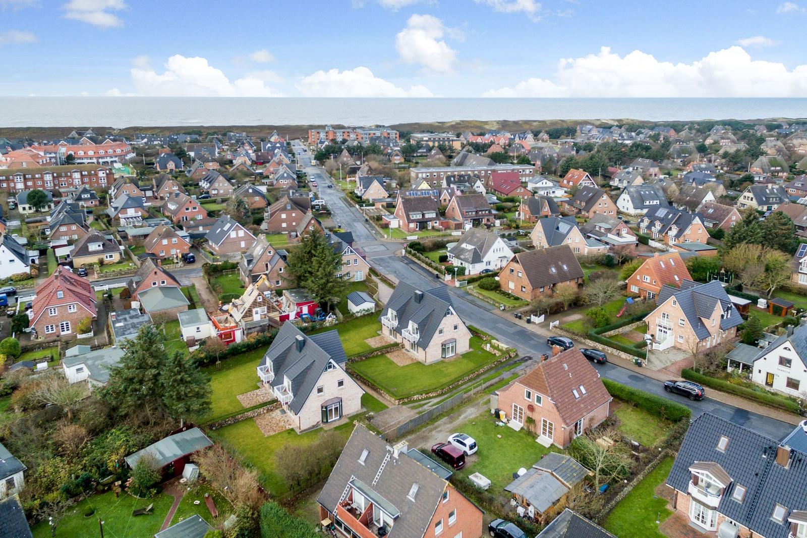 Luftbild von Wohnhäusern mit Blick auf das Meer