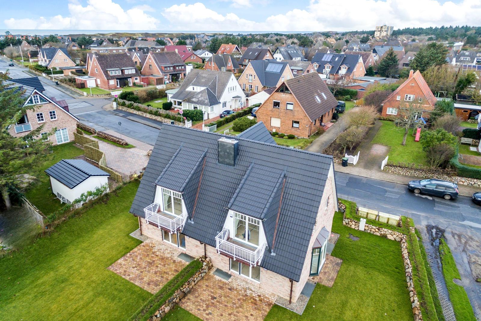 Modernes Haus mit Balkon und Garten in ruhiger Wohngegend