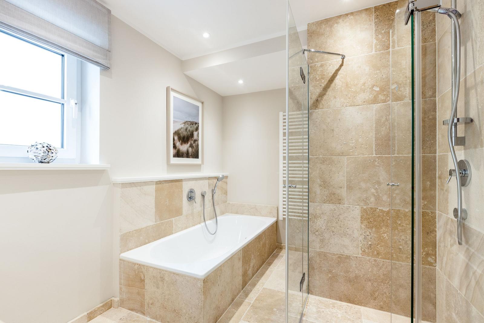 Bad mit Dusche, Badewanne und Fenster