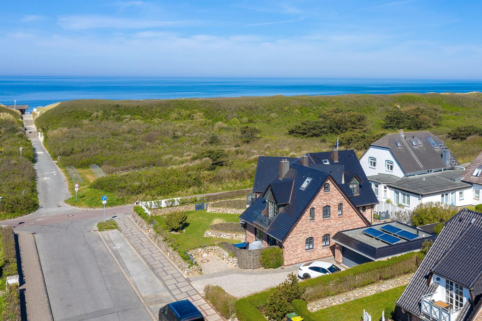 Haus mit Blick auf das Meer und grüne Dünen