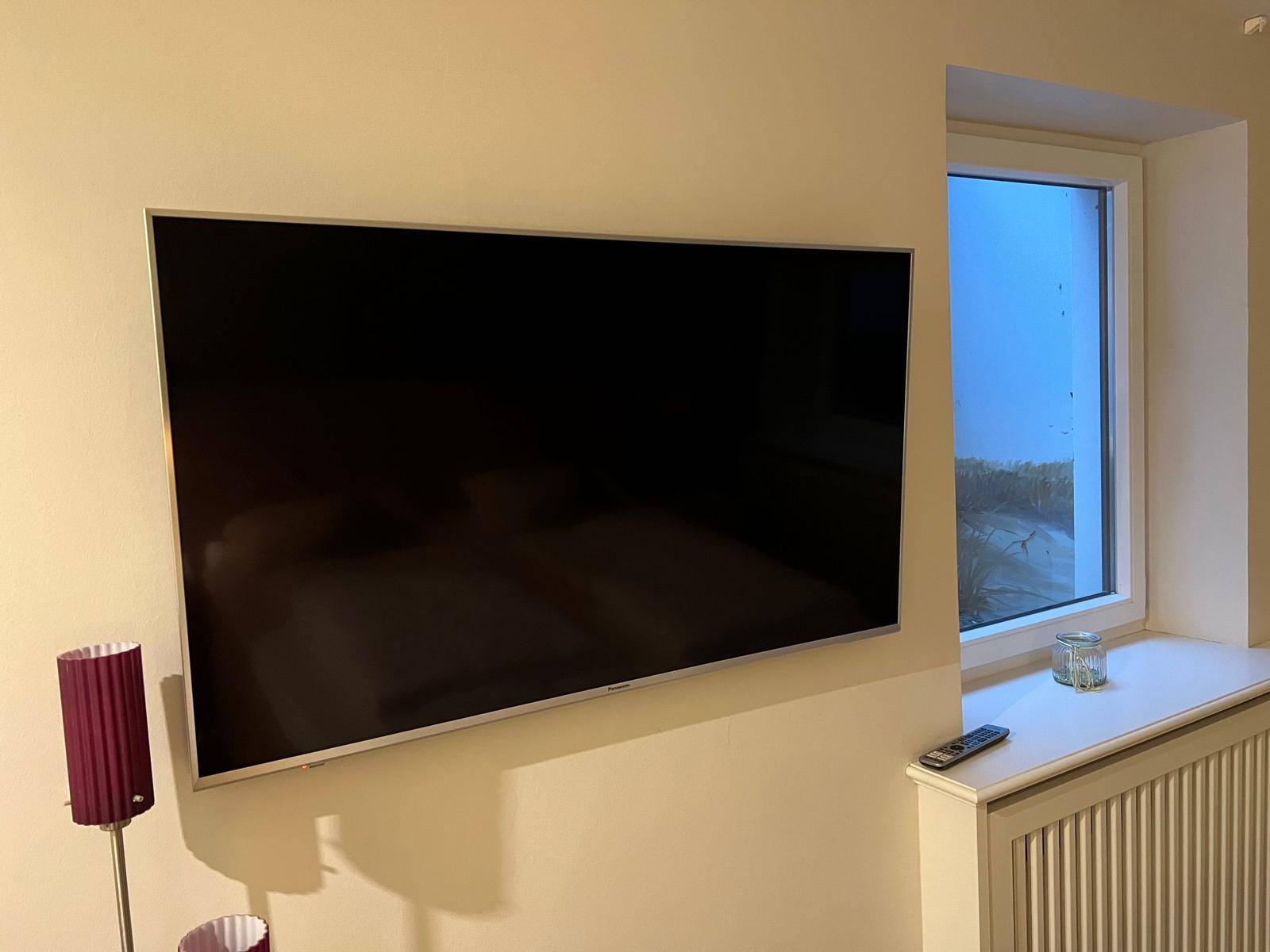 Wandmontierte TV-Anlage neben Fenster mit Aussicht
