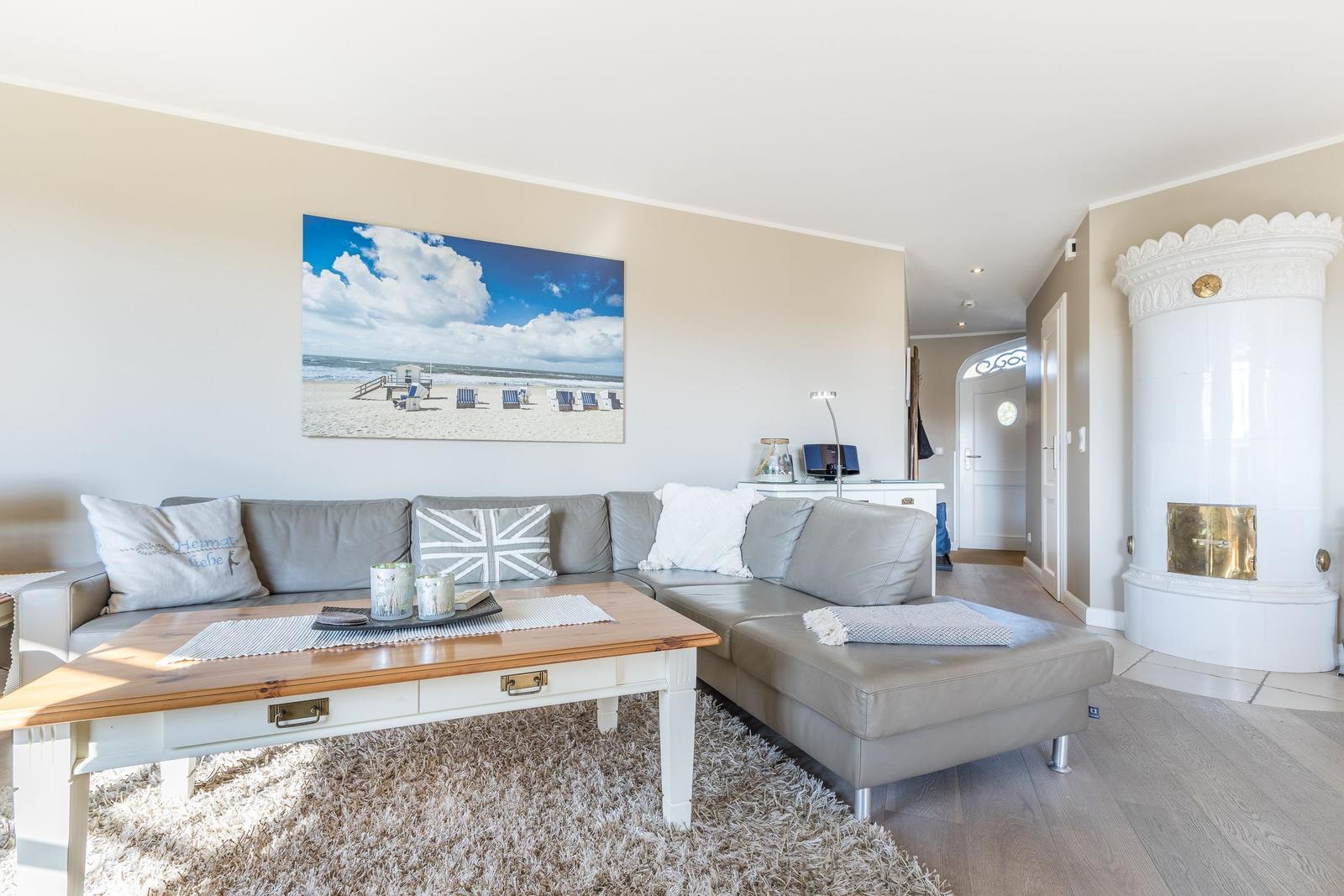Wohnzimmer mit Sofa, Kamin und Wandbild