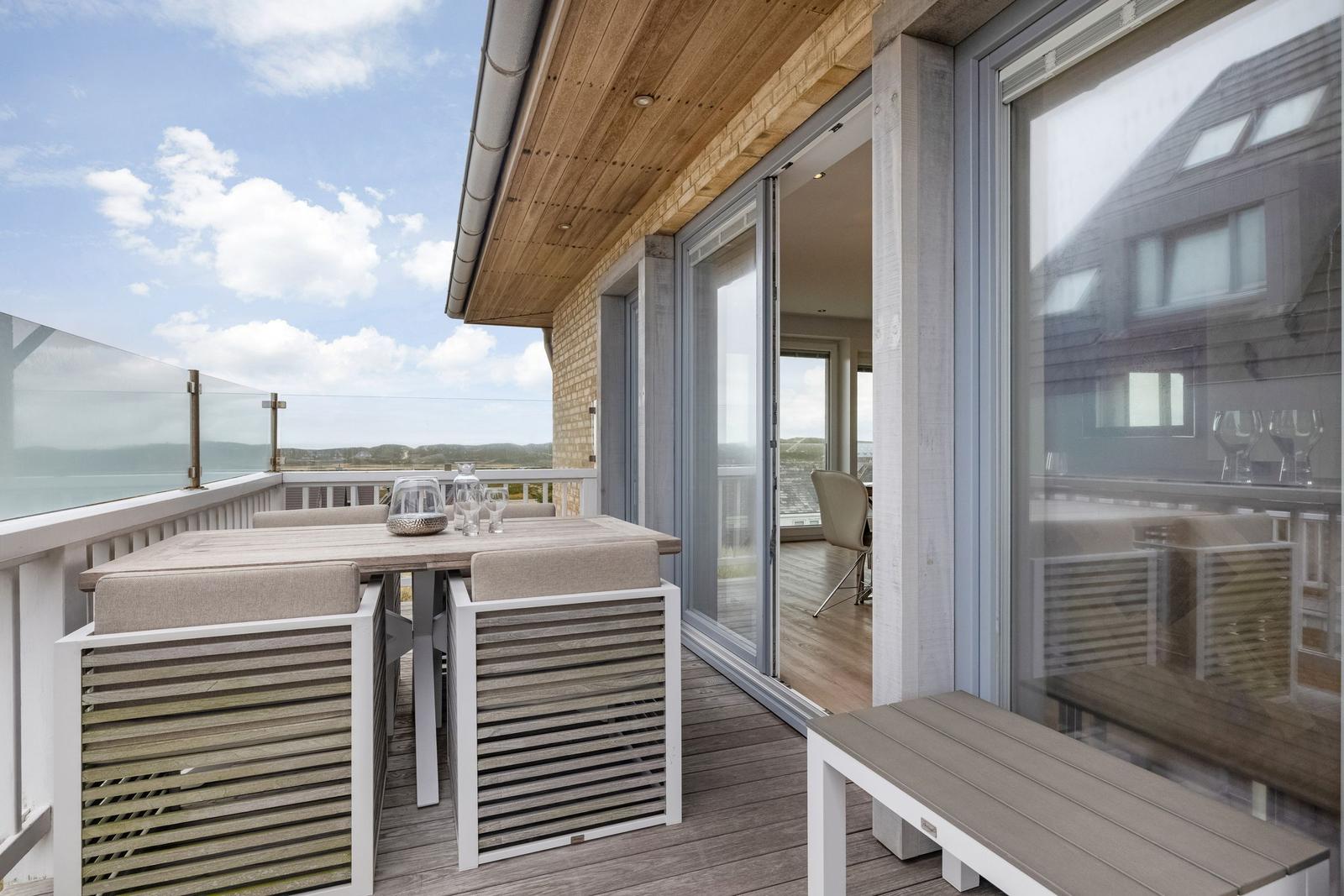 Terrasse mit Sitzgruppe und Blick auf Landschaft