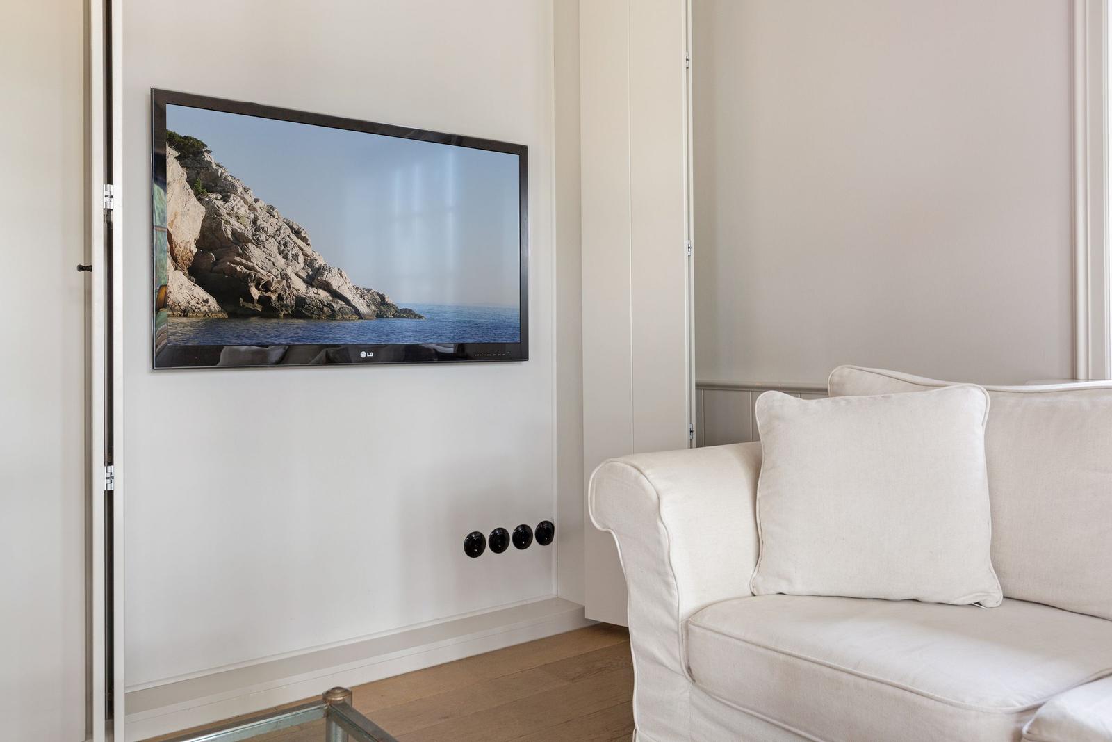 Wohnzimmer mit Sofa und Wandbildschirm