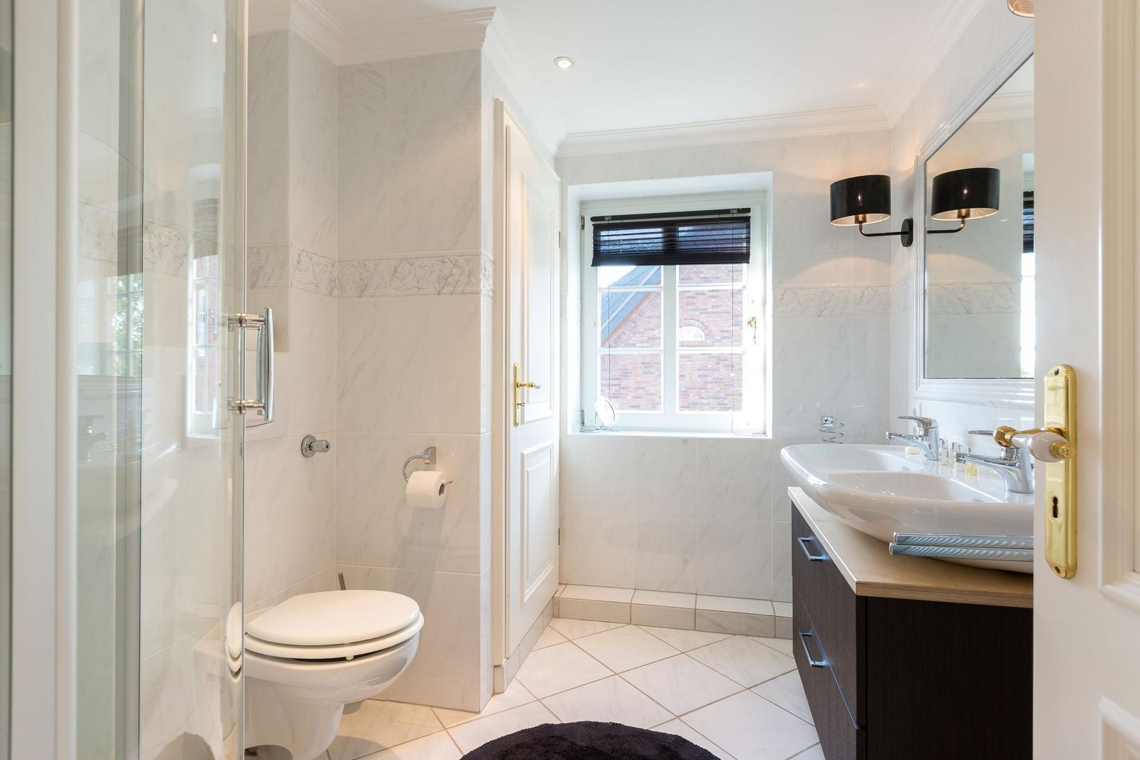 Badezimmer mit Dusche, Toilette und Waschbecken