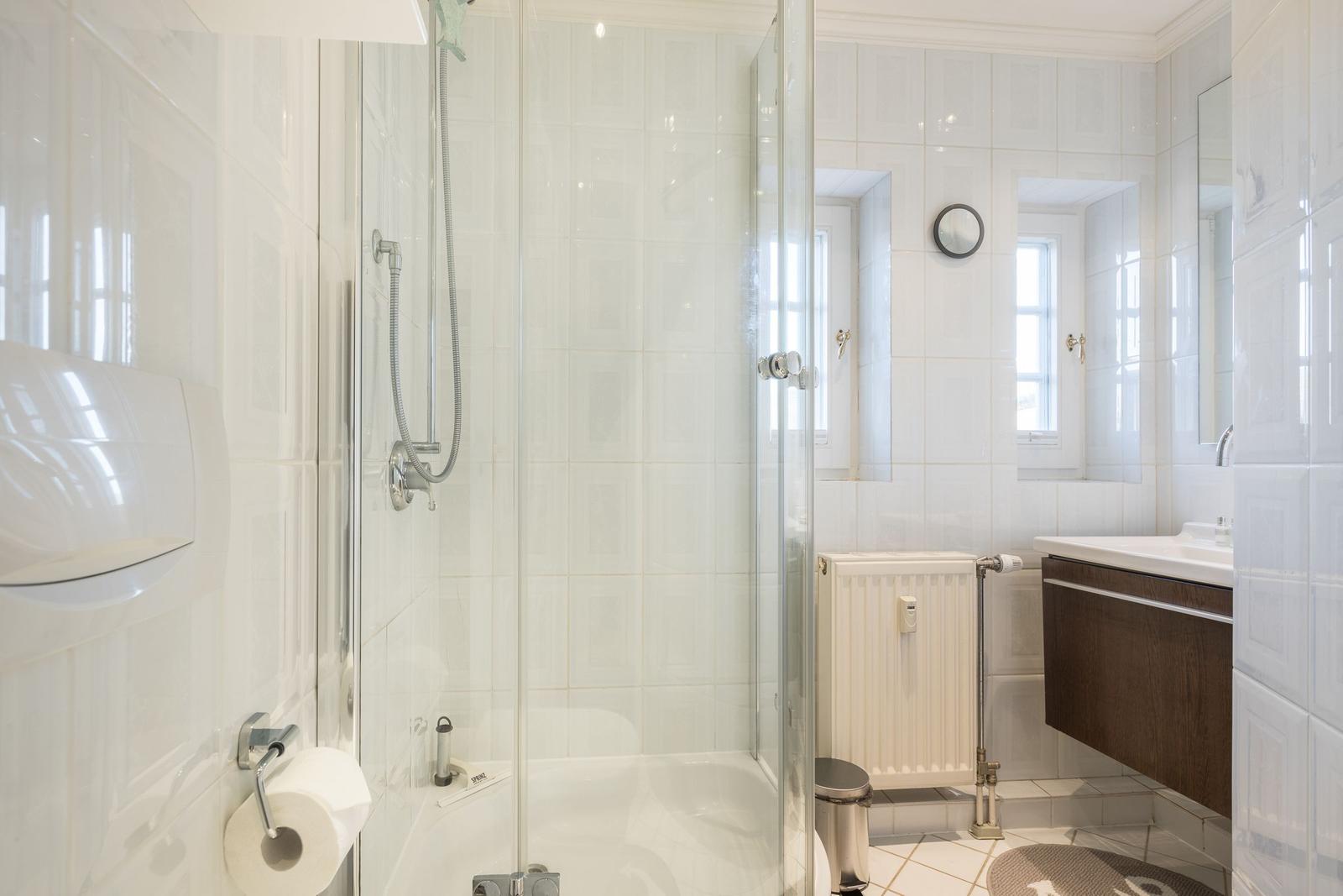 Bathroom with shower, sink and mirror