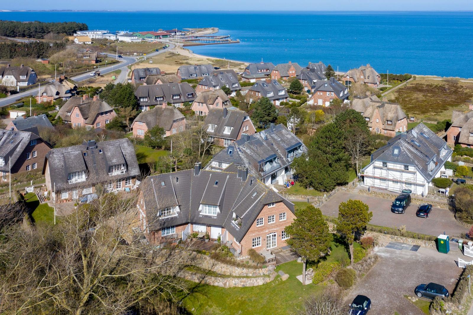 Häuser mit Dächern und Grünflächen am Meer