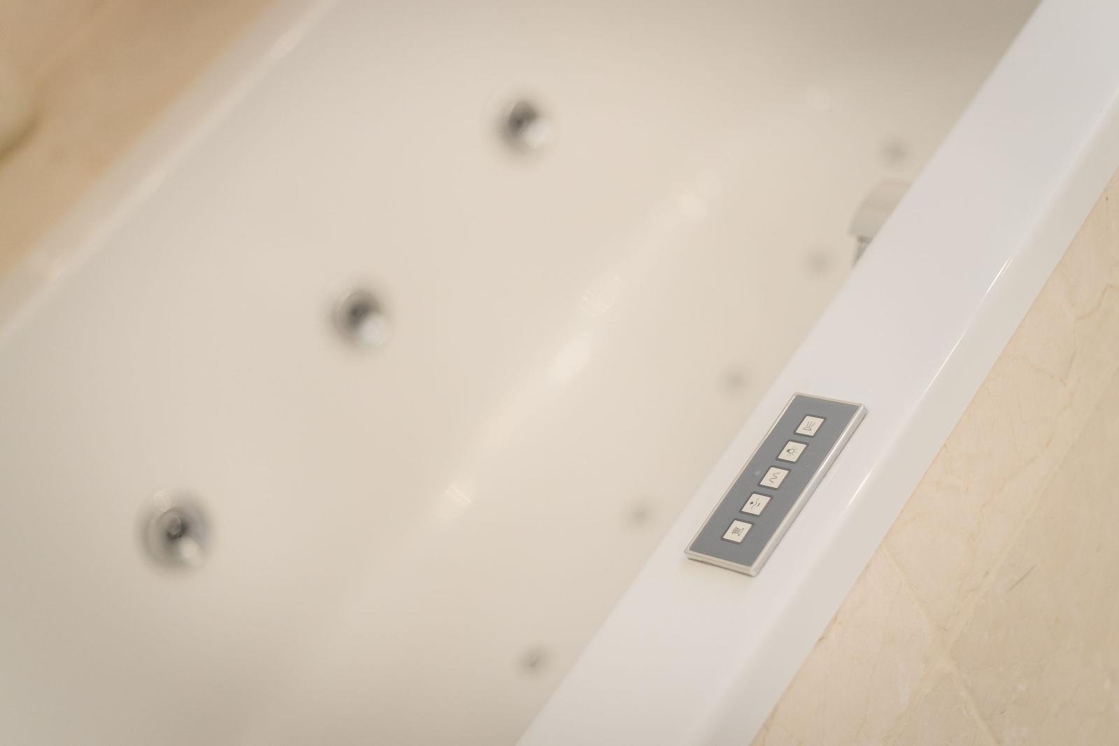 Whirlpool-Badewanne mit Bedienfeld und Massage Düsen