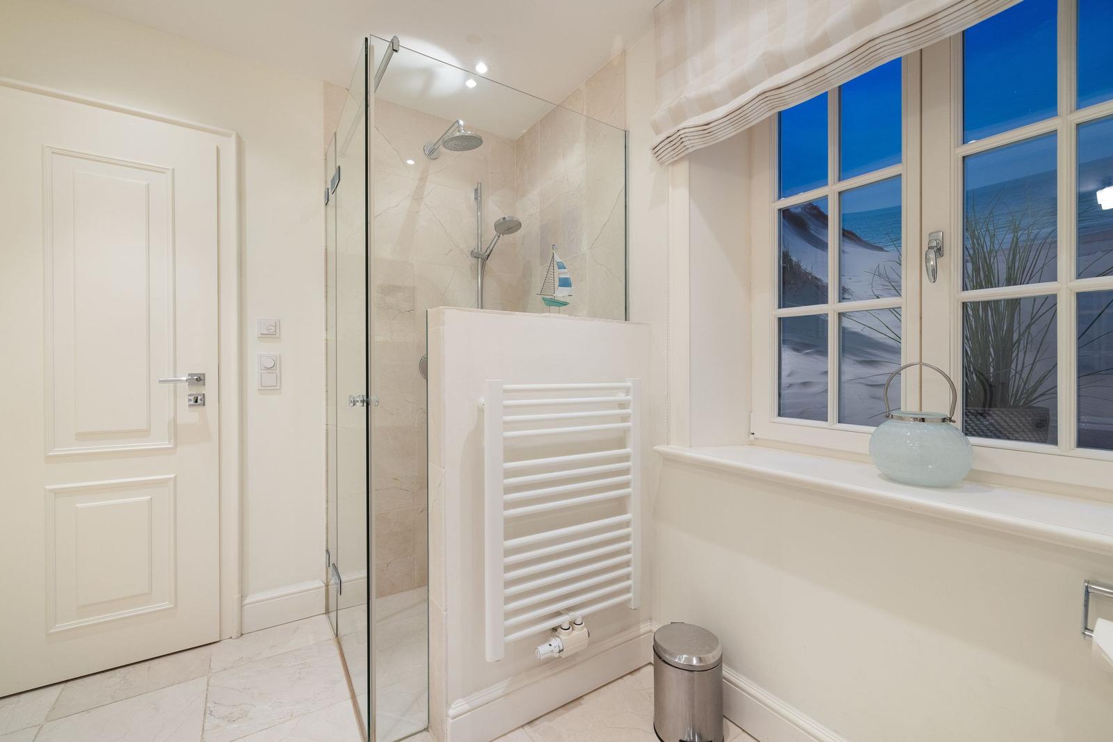 Bad mit Dusche, Fenster mit Meerblick und Heizung