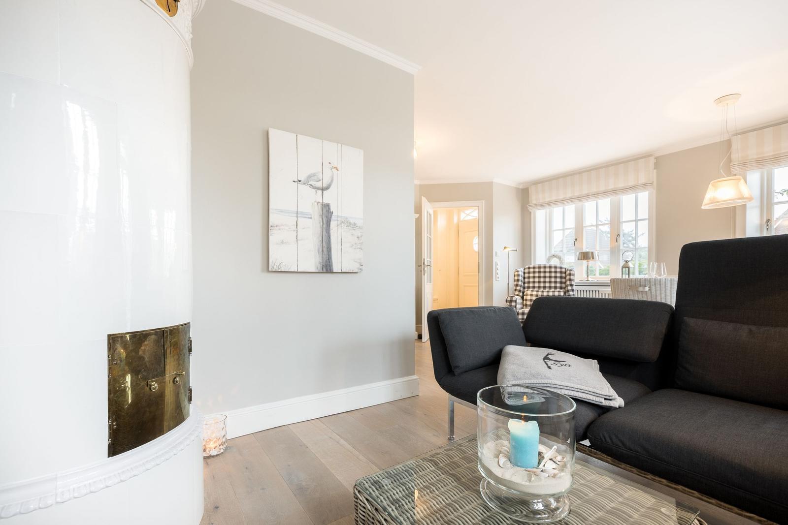 Wohnzimmer mit Sofa, Kamin und Wandbild
