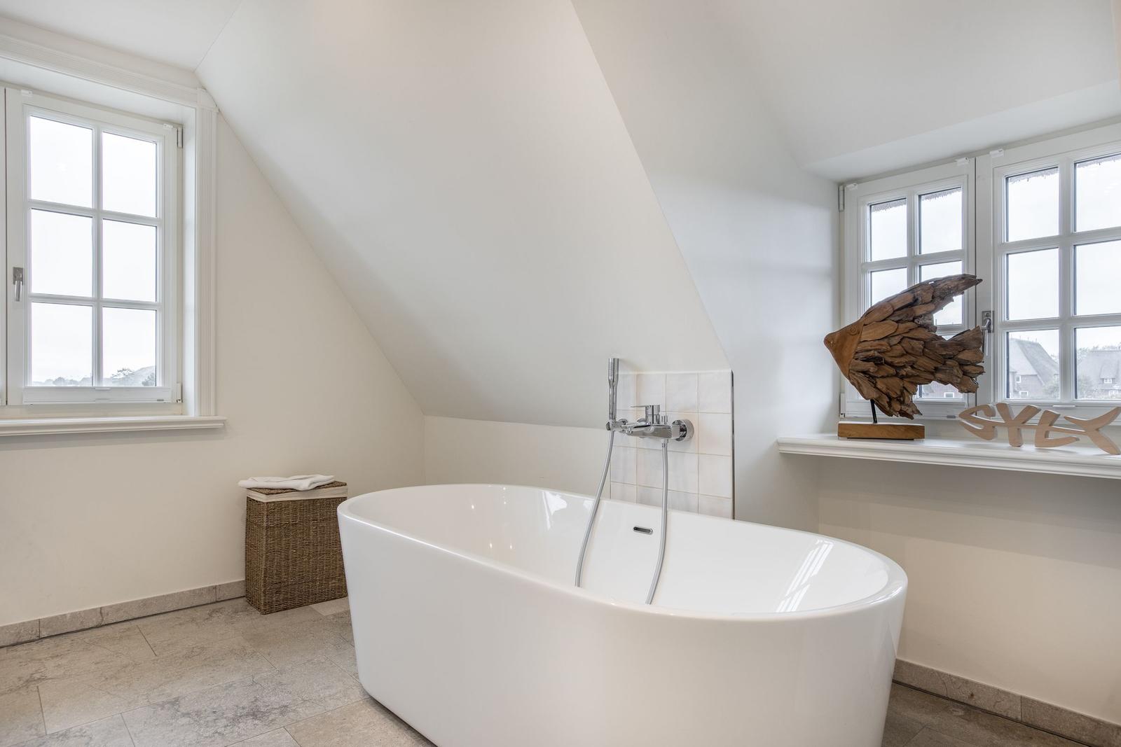 Duschbad mit Fenstern und Holzskulptur