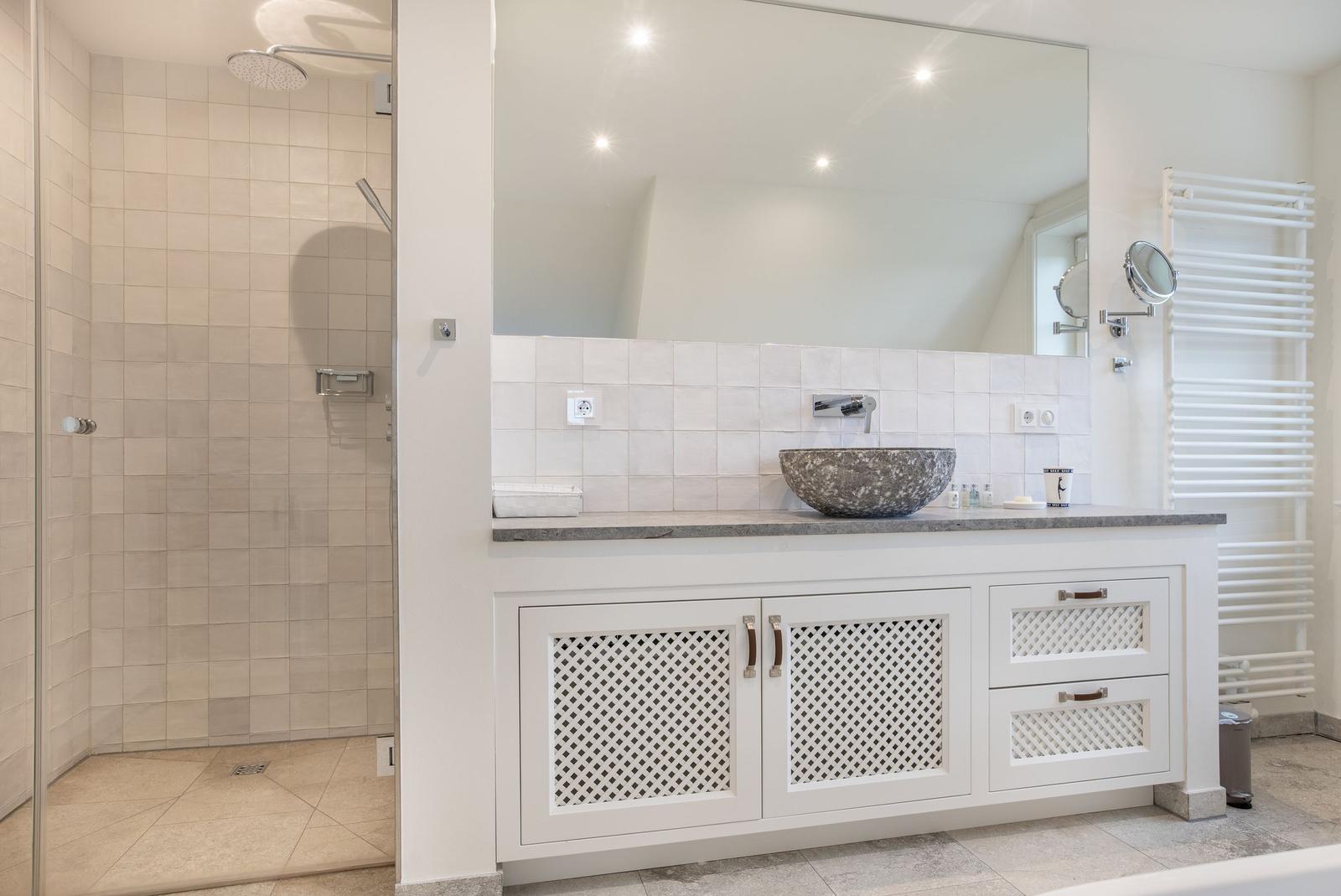 Bad mit Dusche, Waschtisch und Spiegel