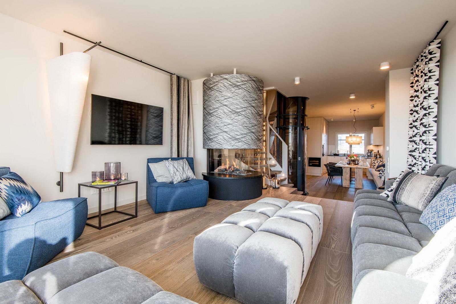 Wohnzimmer mit Kamin, Sofa und Essbereich