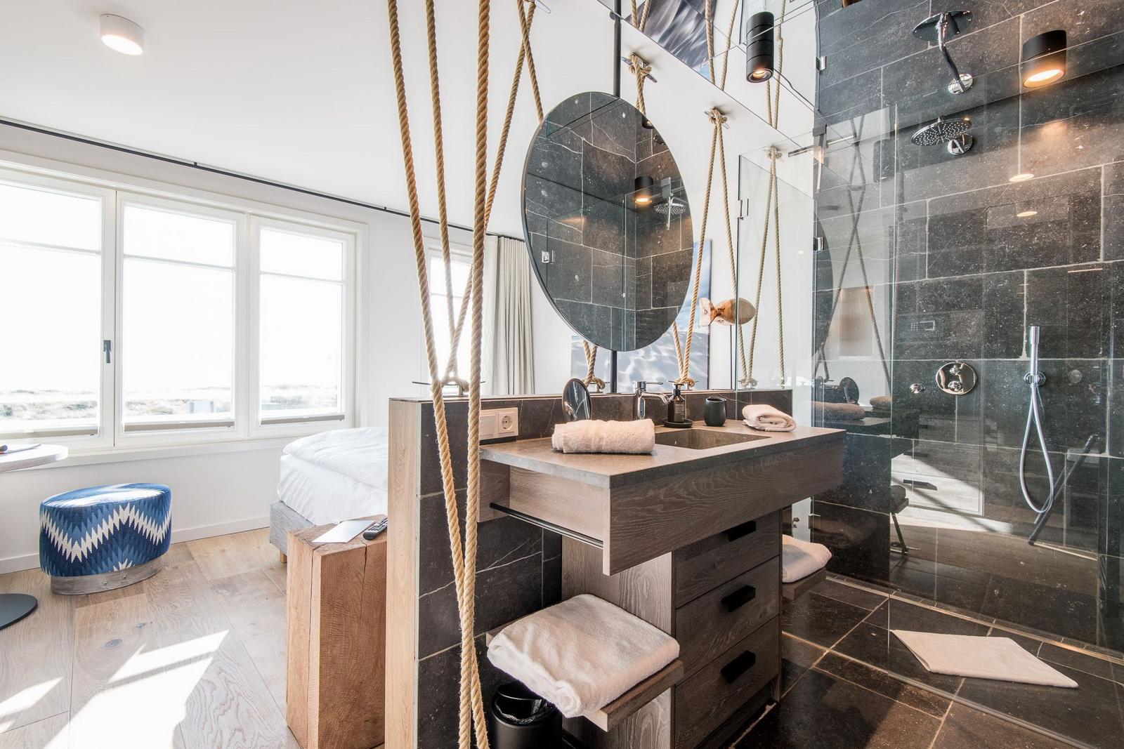 Schlafzimmer mit Dusche und Waschbecken