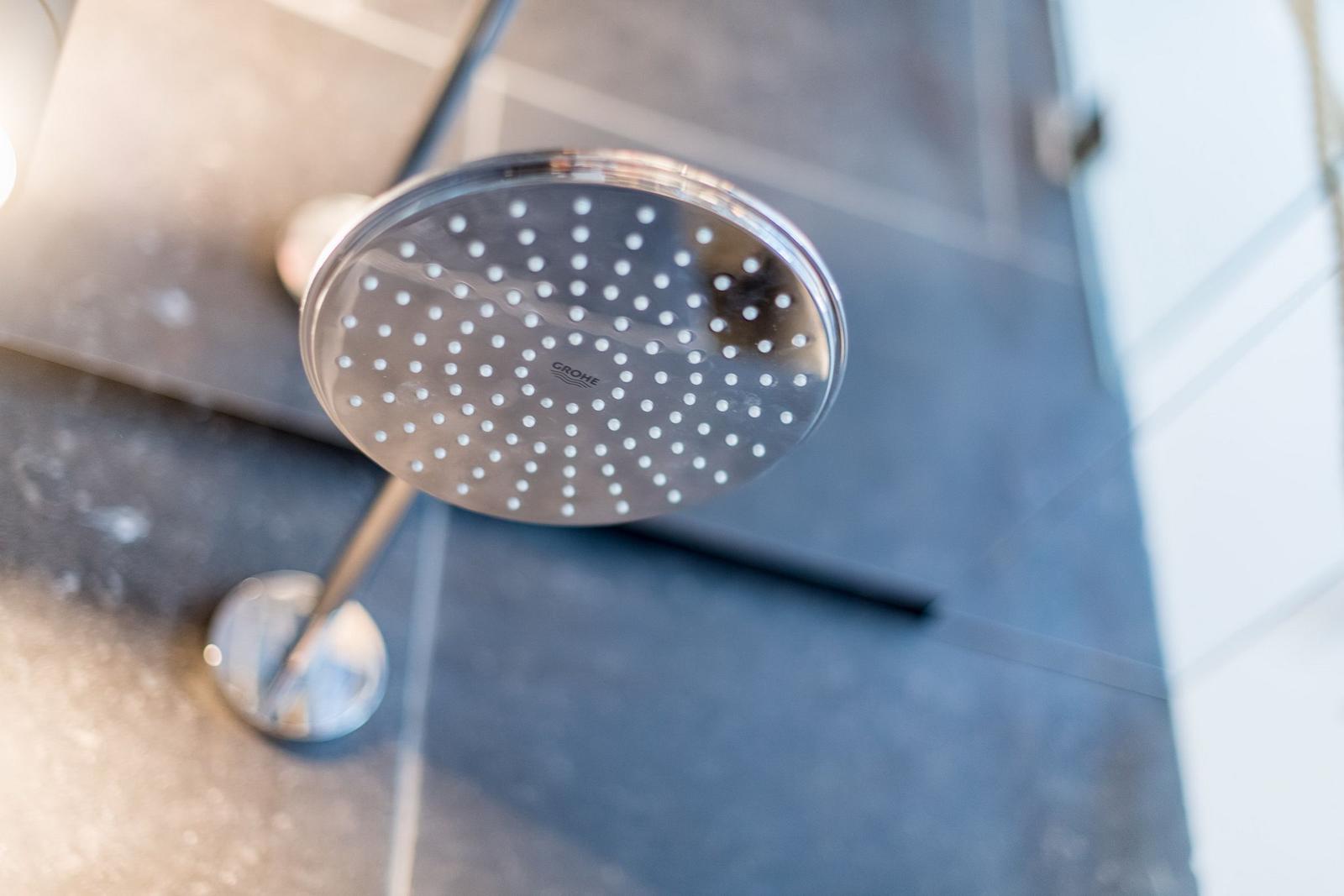 Duschkopf mit mehreren Düsen in moderner Dusche.