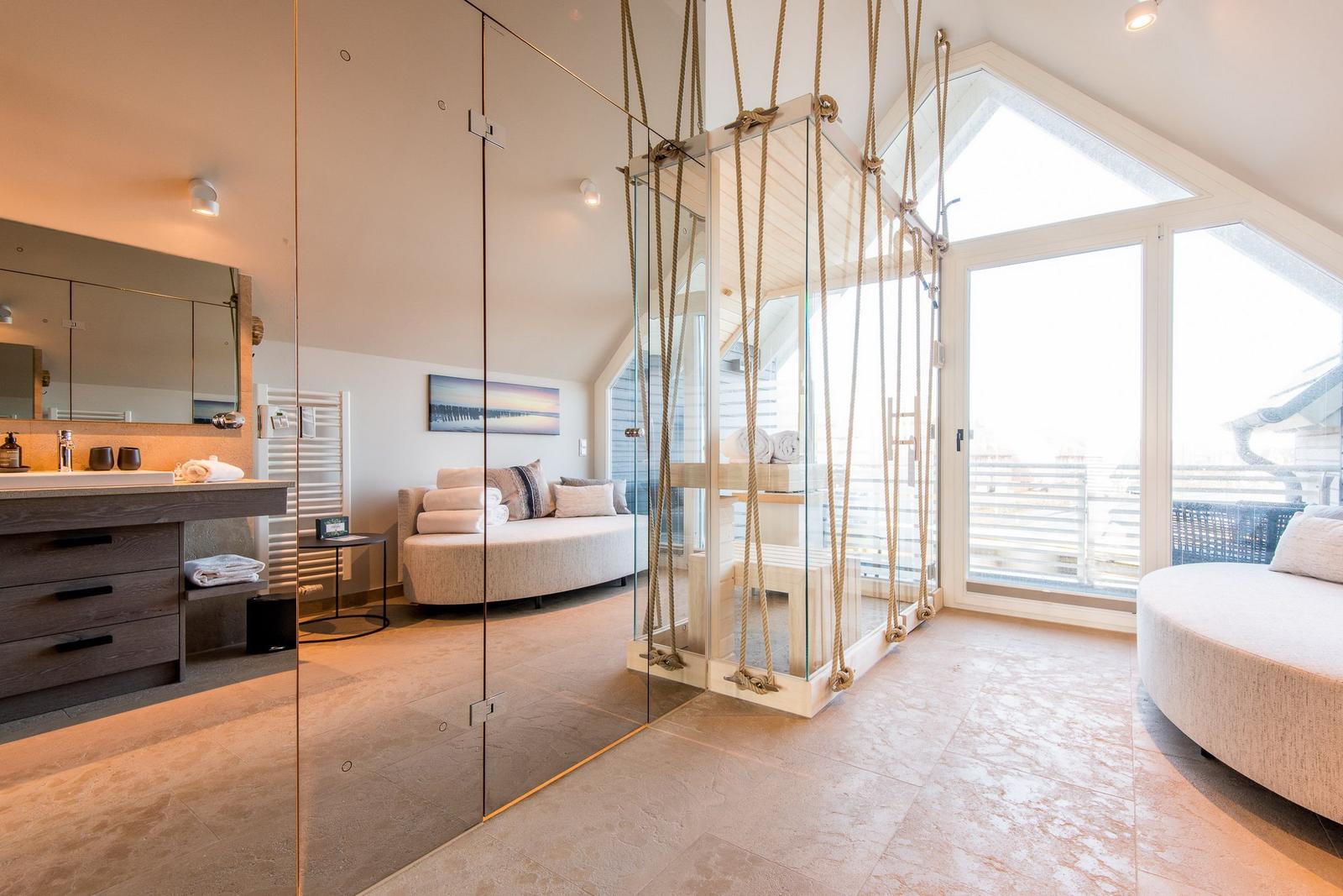 Duschbereich mit Seilkonstruktion, Badewanne und großes Fenster mit Blick.