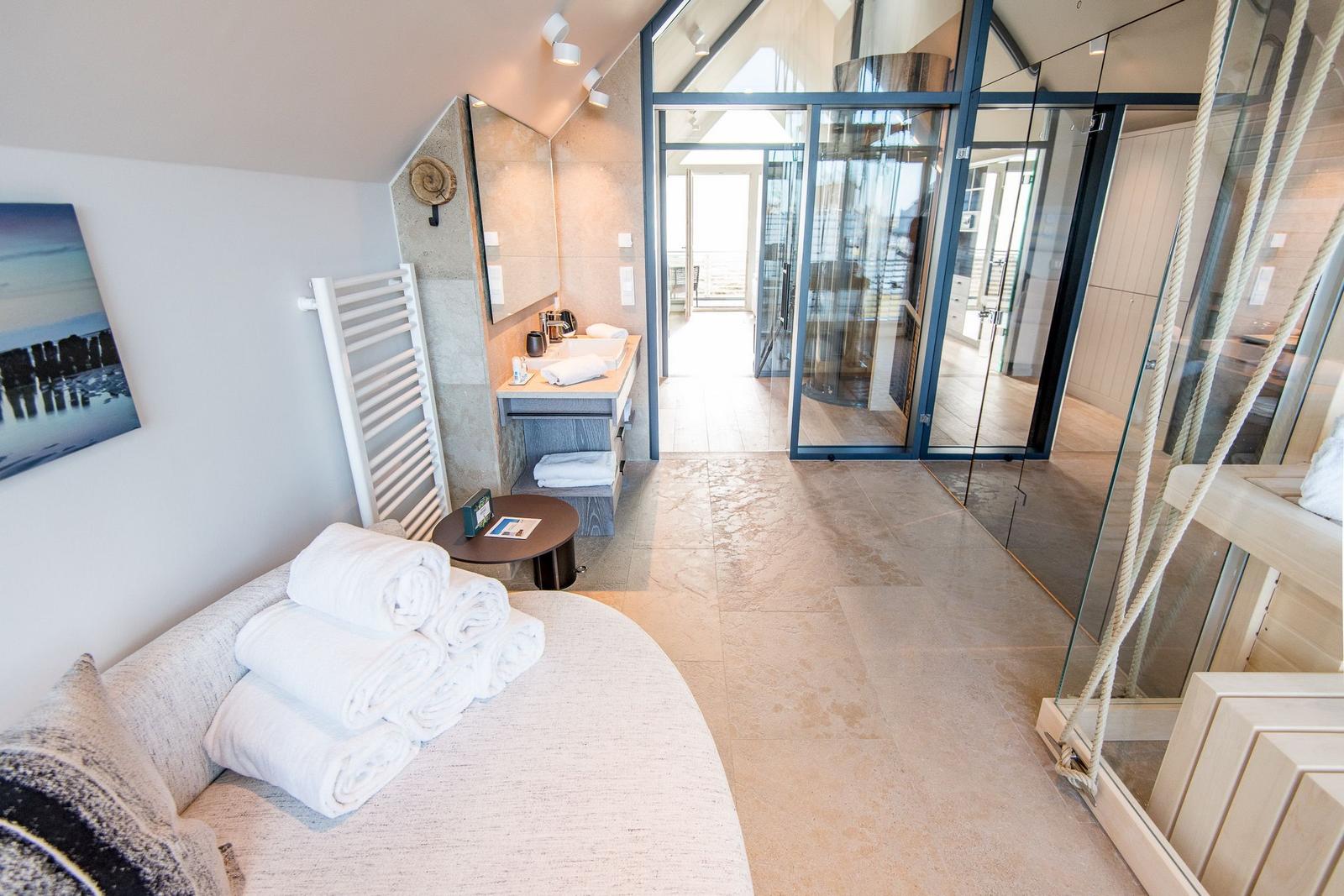 Schlafzimmer mit Dusche und Blick auf Balkon