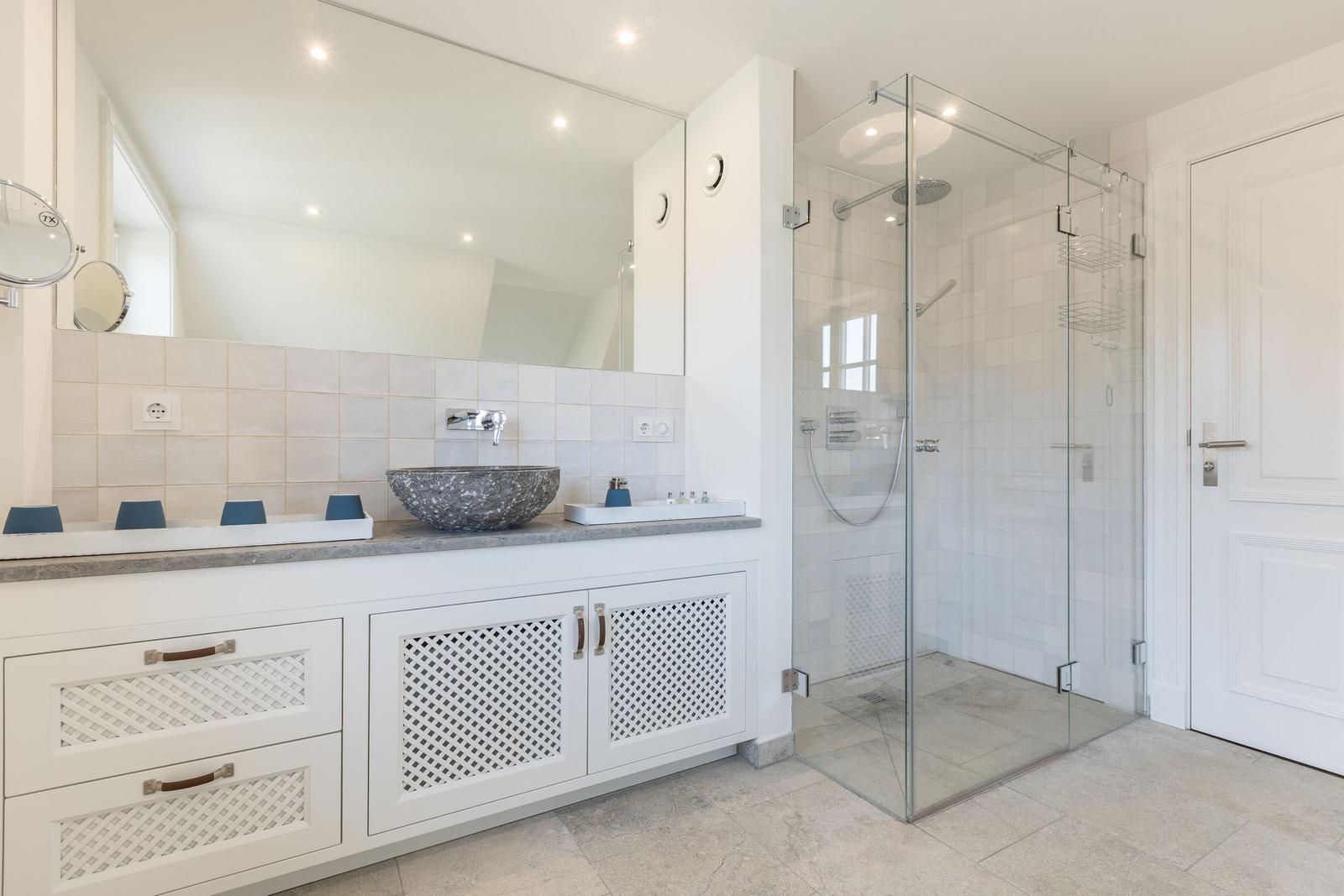 Bad mit Dusche, Waschbecken und Spiegel