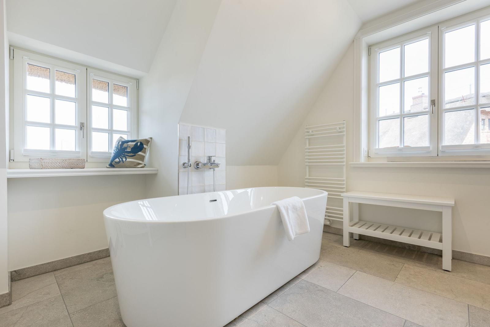 Duschbad mit Fenstern und Holzbank