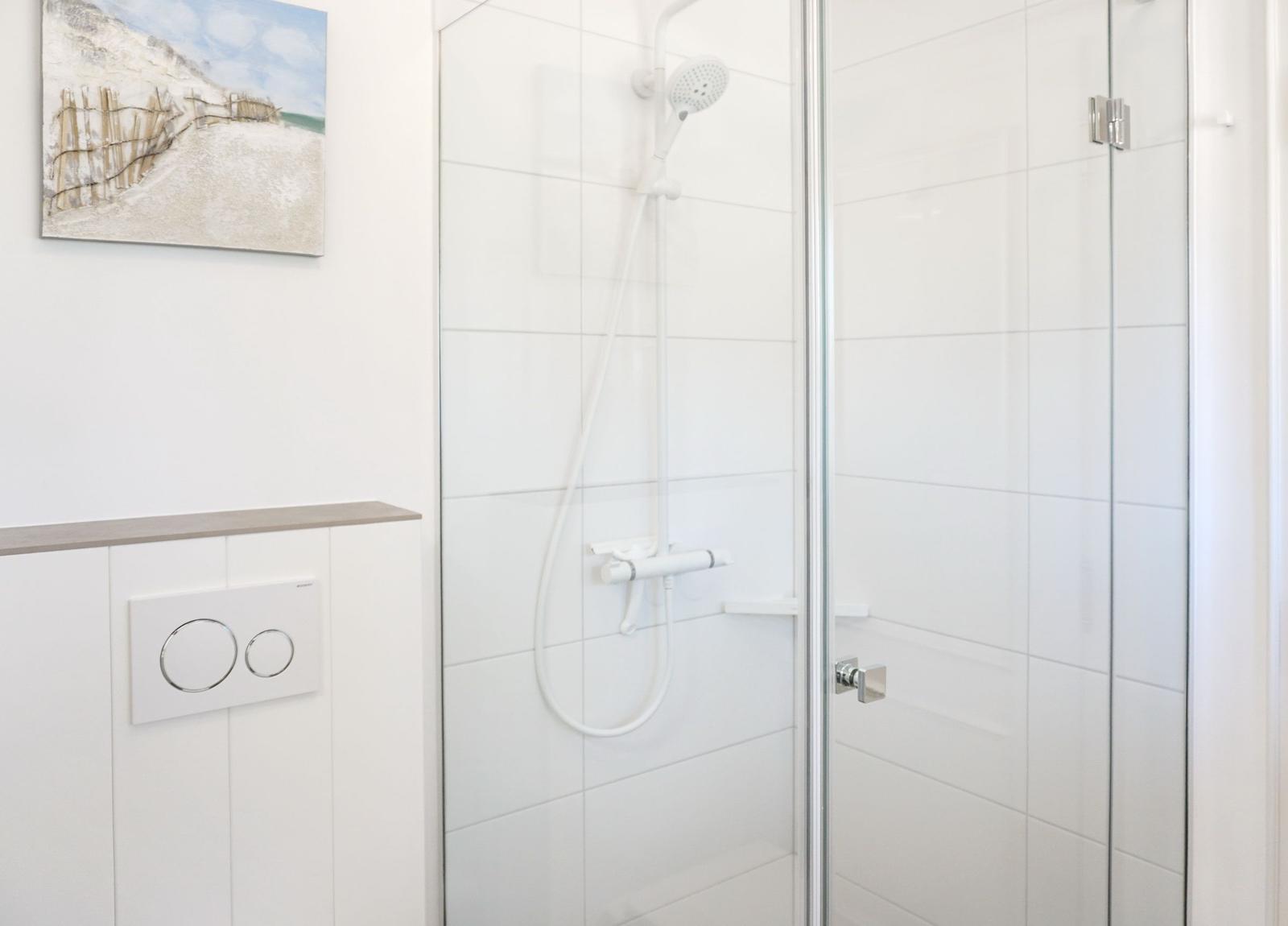 Dusche mit Glaswand und Wandbild an der Wand