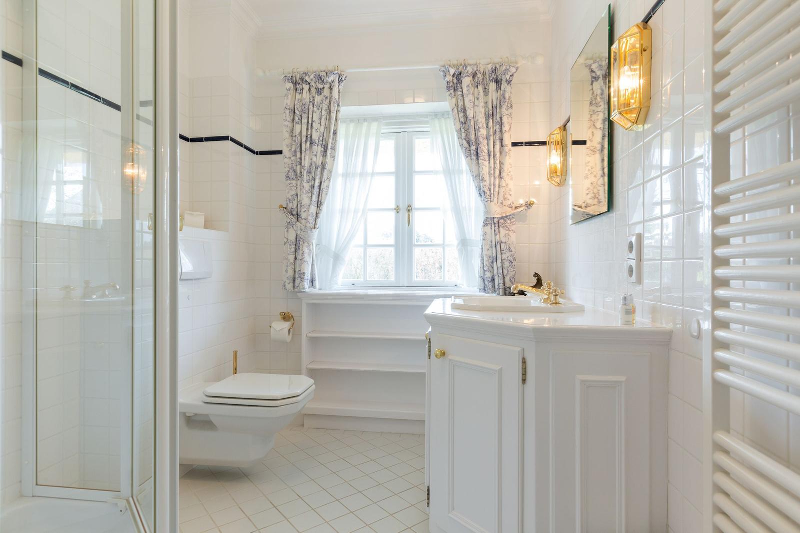 Badezimmer mit Dusche, Toilette und Waschbecken