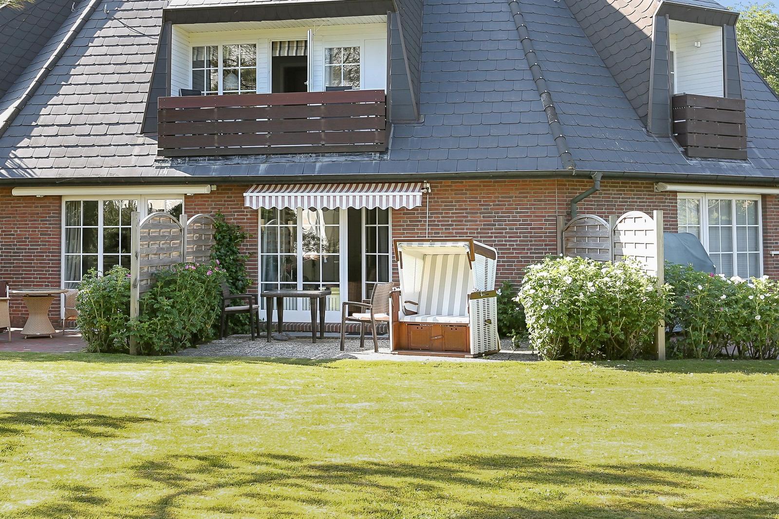 House with balcony, garden and beach chair
