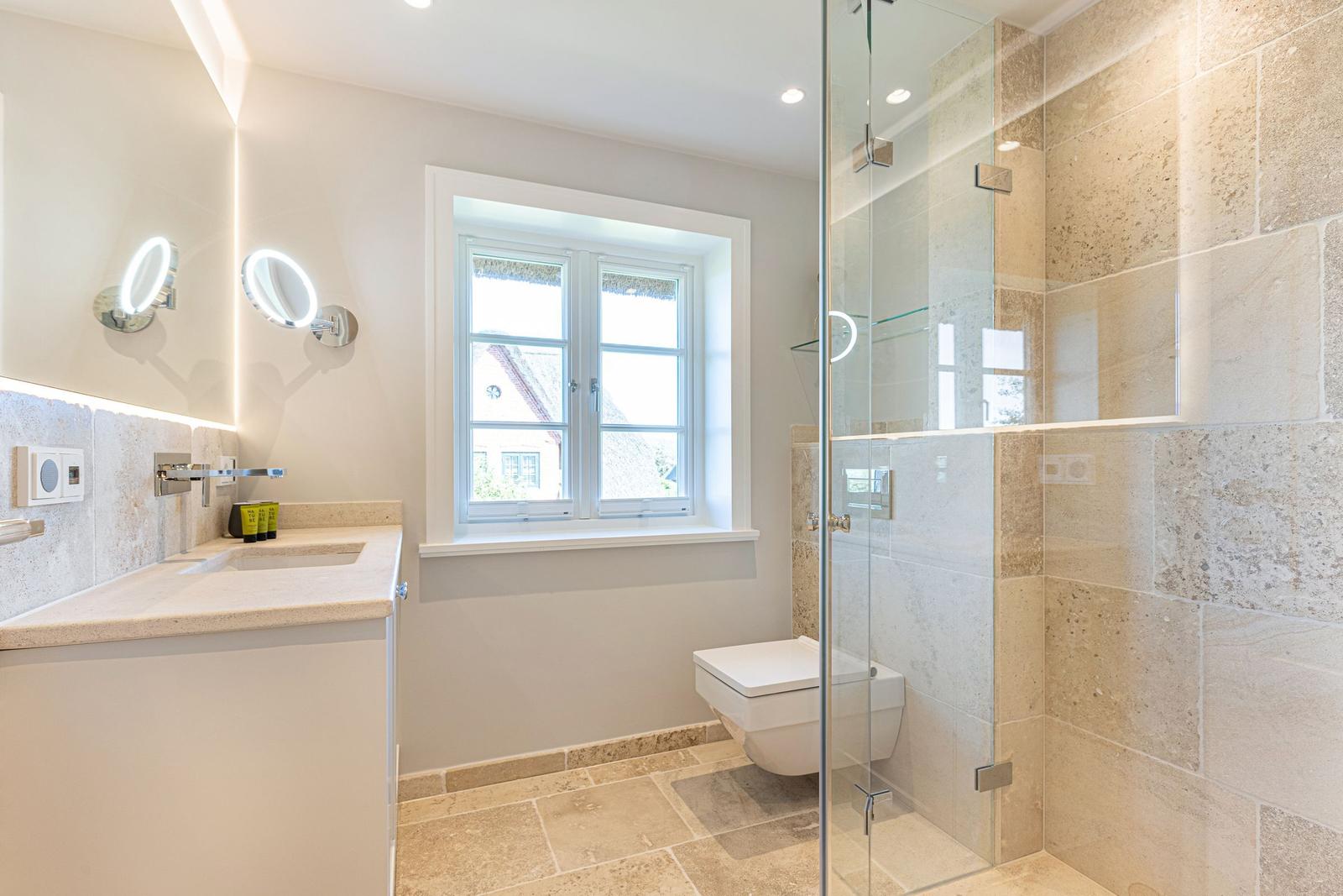 Bad mit Dusche, Toilette und Waschbecken mit Spiegel