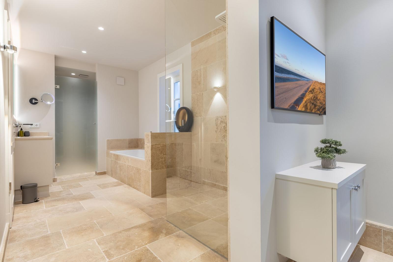 Bad mit Badewanne, Dusche und Fernseher