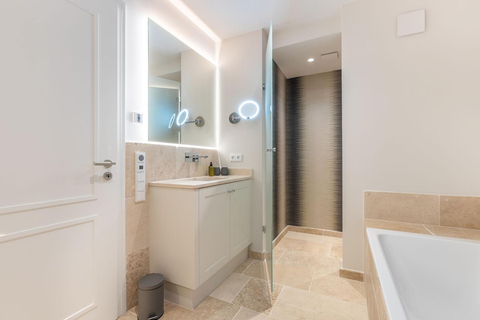 Badezimmer mit Waschbecken, Dusche und Badewanne